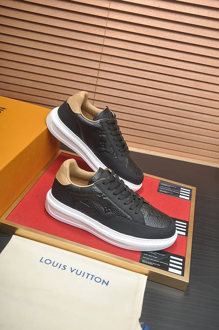 Men's men's shoes 💰640💶Original development, quality shipping, welcome to compare - LV sneaker series sports shoes introduce the loose silhouette of the ready-to-wear series into the spring and summer men's wear shows and make an eye-catching appearance. The cow leather upper is combined with rough fabric laces, and colorful beading highlights the brand's classic elements. LV letters mark the tongue and Monogram floral outsole. Mixed materials Made of top-grain cowhide, thick shoelace design, large Monogram print on the side, mesh lining and cotton feet, the comfort is as extreme as ever, premium heritage, quality first, worth owning! Size: Men’s 38-45 (45 is custom-made and cannot be returned or exchanged)